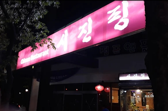 「習近平餐廳」遭潑漆、灑農藥！4中國男搭機潛逃「砸店過程」全曝光