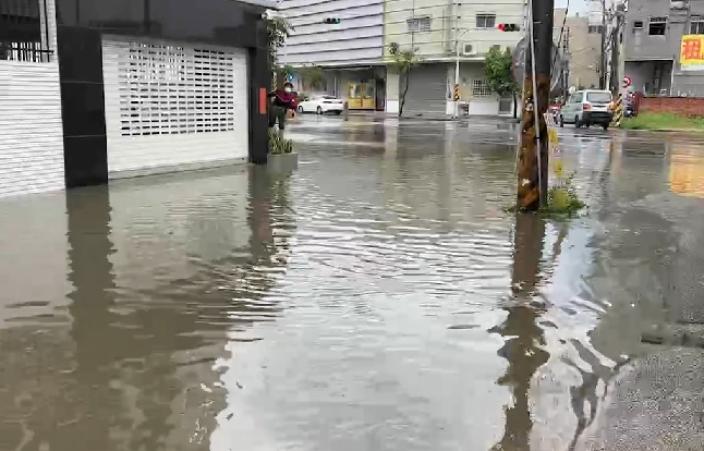 快新聞／雨彈狂炸！台南仁德淹水15公分　「巷子變小河」畫面曝光