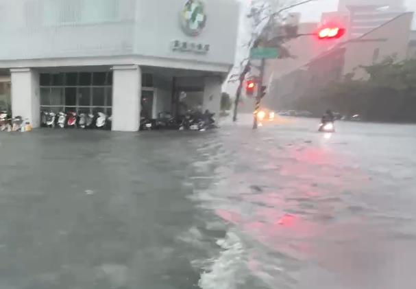 快新聞/高雄還在警戒範圍!豪雨狂炸「多處積淹水」 陳其邁:逾200件災情通報