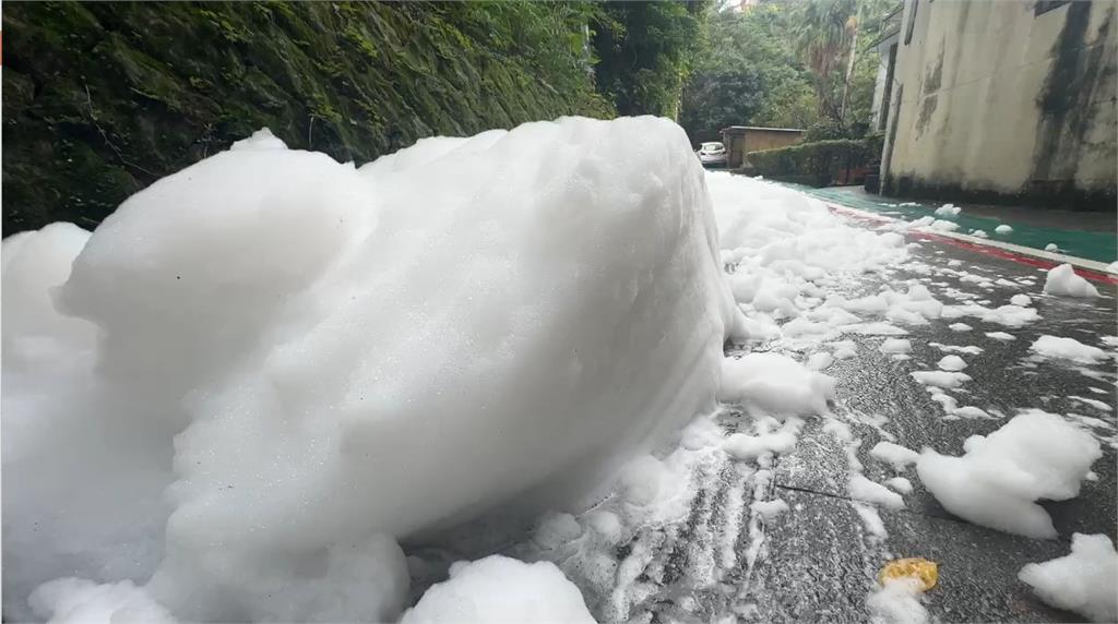 快新聞/兩個月內第2起!基隆市區大量白色泡沫綿延數十公尺 民眾急通報