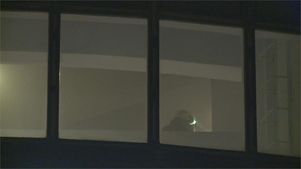 板橋「單人房」旅館暗夜竄濃煙 消防緊急救援2男昏迷送醫