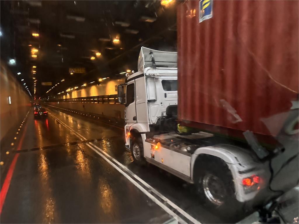 快新聞／高雄過港隧道限高架遭撞壞「折成90度」垂掛 現場車輛回堵