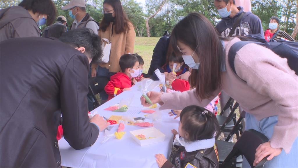 花蓮婦幼親創園區啟用　徐榛蔚陪孩童玩拼圖