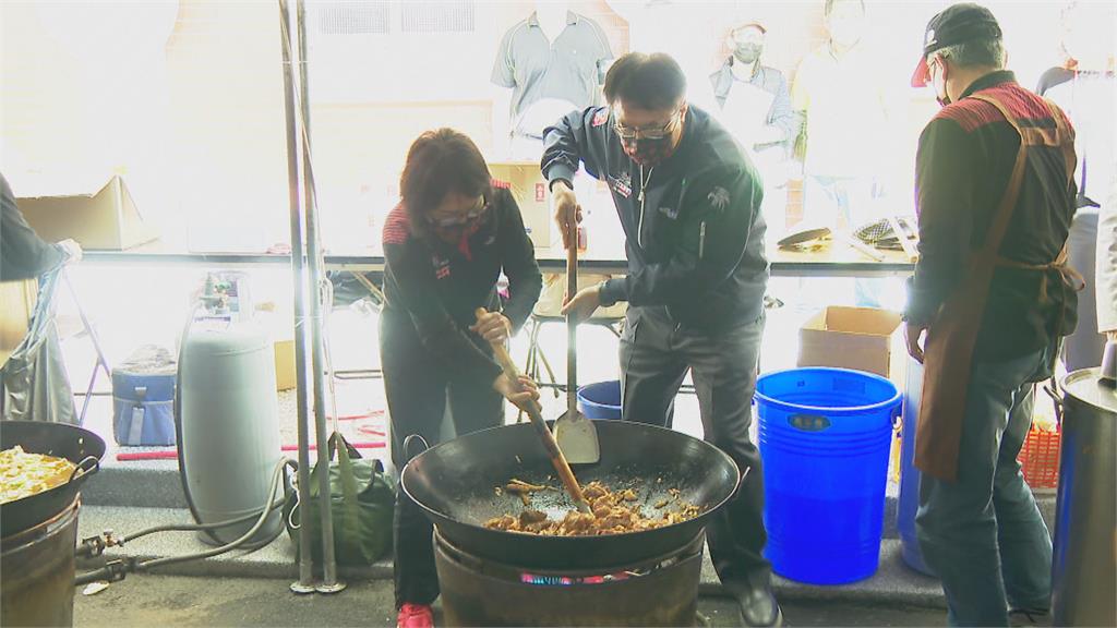 宣傳台南胡麻!黃偉哲到立法院煮麻油雞