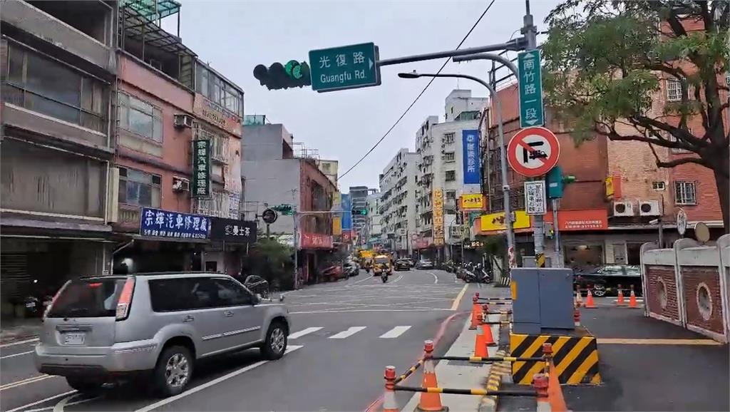 多趕時間?安親班老師「帶頭闖紅燈」 小朋友跟著狂奔超驚險