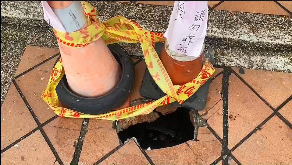 桃園平鎮人行道「危險天坑」2人受傷 店家:像自由落體掉下去