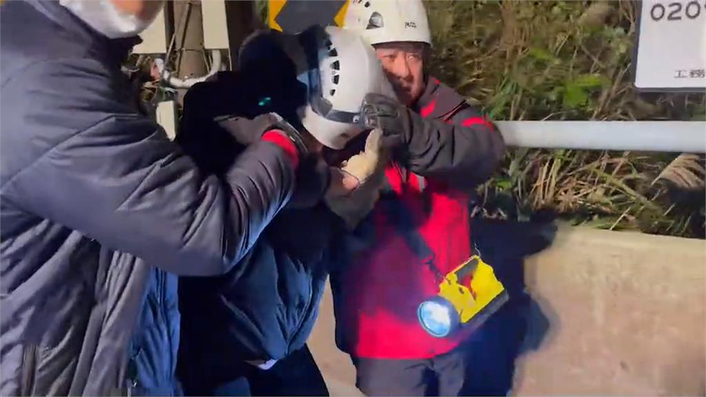 又是登山受困! 烏岩角3人走失受困 警消獲報急救援
