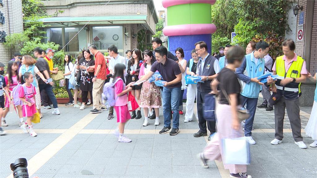 蘭雅國小周遭路面工程「凌晨趕工」 居民怒:吵到睡不了