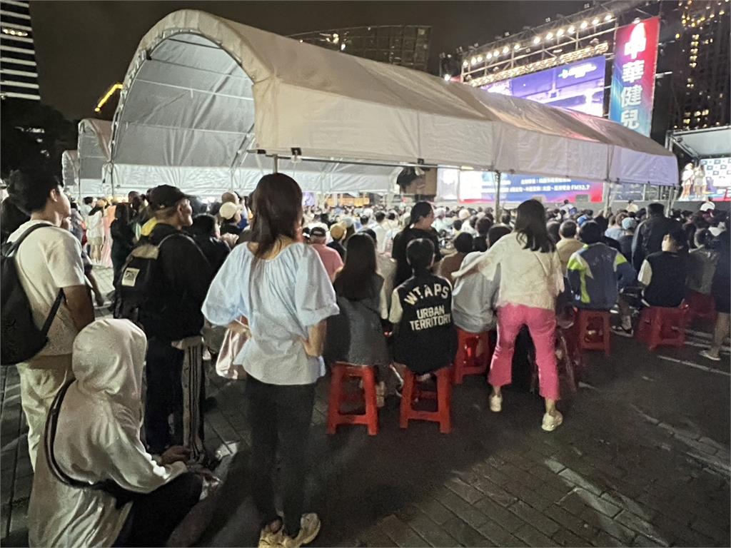 快新聞/桃園世棒賽轉播「巨大棚子」擋視線! 黃瓊慧:今晚前須改善