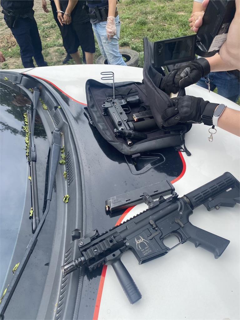 快新聞/棄屍?2通緝犯將無生命跡象友人丟包醫院 警迅速逮人車上查獲長槍、毒品