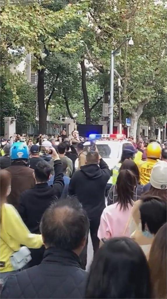 高喊「中國人勇敢一點」！上海男舉花抗議遭警圍攻　民眾怒吼：放開他