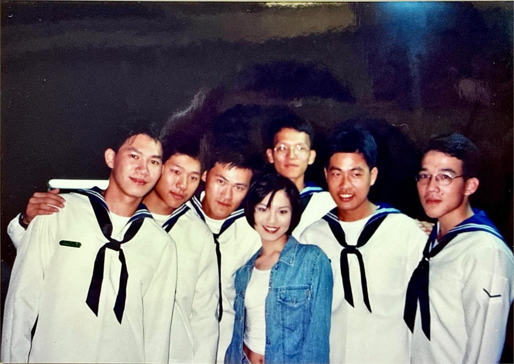 50歲玉女歌手大膽公開「全素顏」！對比19歲冠軍嫩照粉驚喊：完全沒變