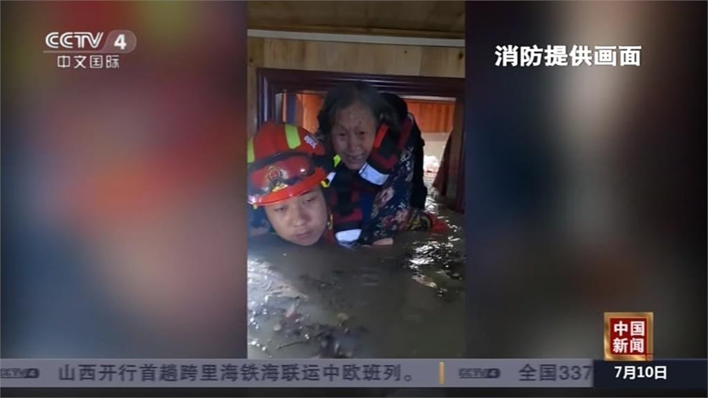 重慶暴雨商場驚見「黑瀑布」　四川古鎮被淹水電氣全斷