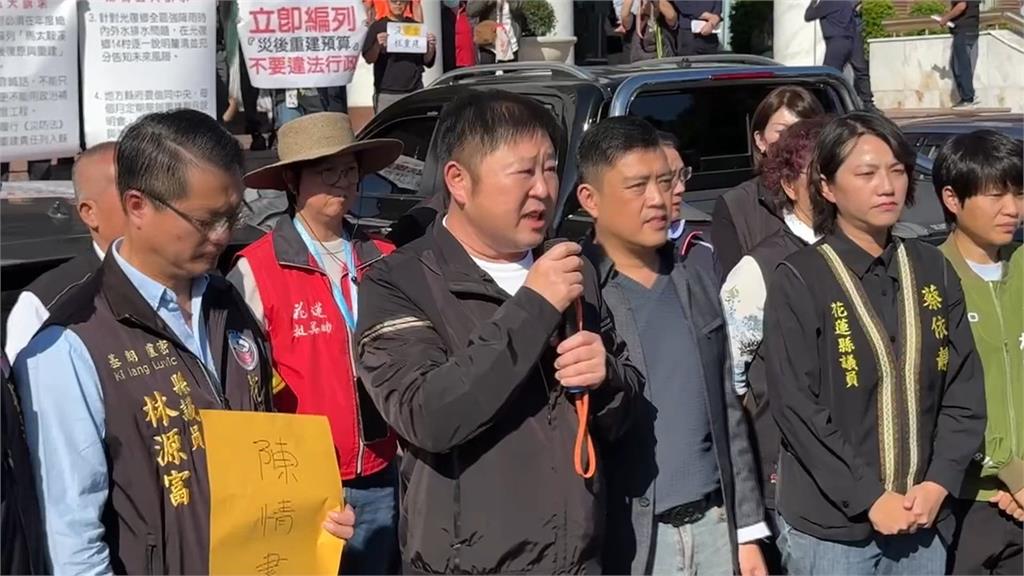 花縣府沒編重建預算 500人載來佛祖街泥土抗議...不見徐榛蔚