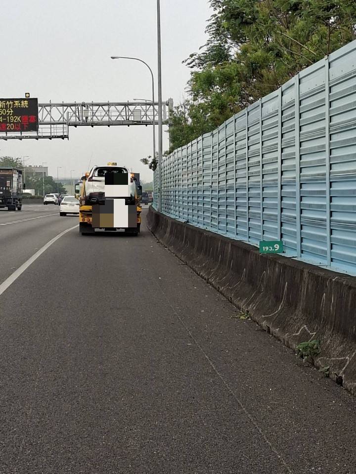 最新/遊覽車撞半聯結車「擋風玻璃全破」!國1彰化段爆3車追撞