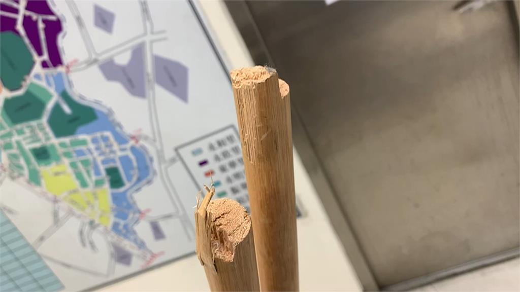 武俠片看太多?男子大鬧派出所 還想搶警棍害警摔下樓「這下慘了」