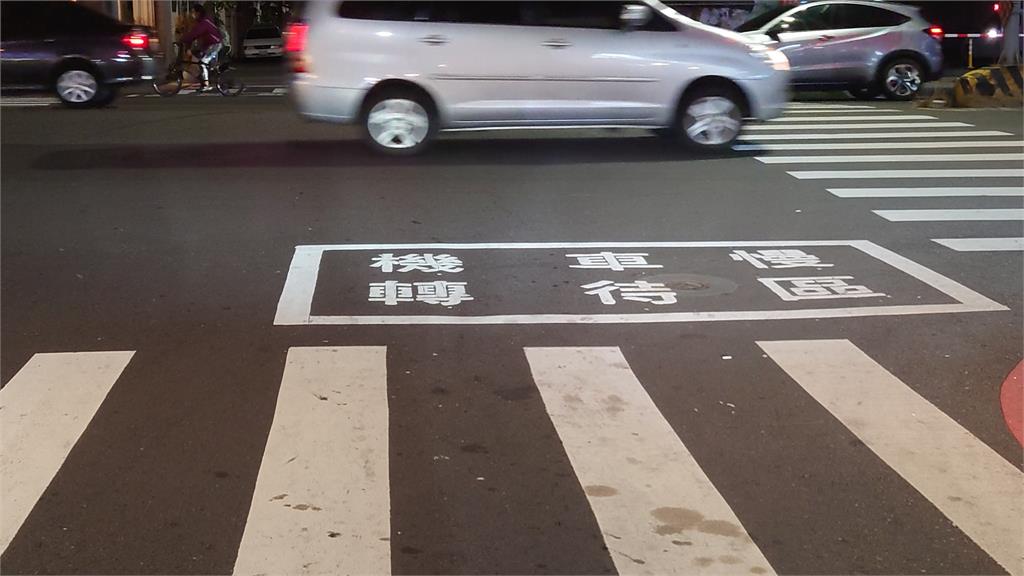中文的順序不影響閱讀？機車待轉區「寫6字」沒人看懂…湊不出正解