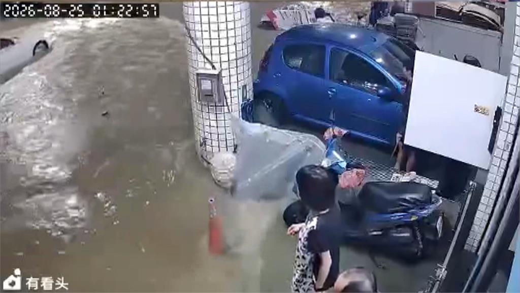 高雄鼓山成汪洋! 轎車拋錨困水中 居民忙清掃
