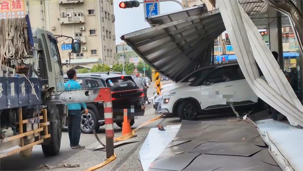 高雄鳳山車商招牌砸落！　門口六台展示車慘遭殃
