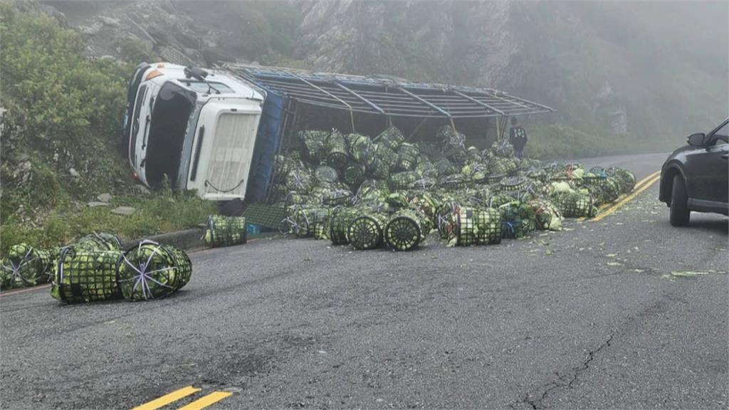 暖心! 彰化駕駛誤把滿水農田當道路受困 5移工熱心搬車