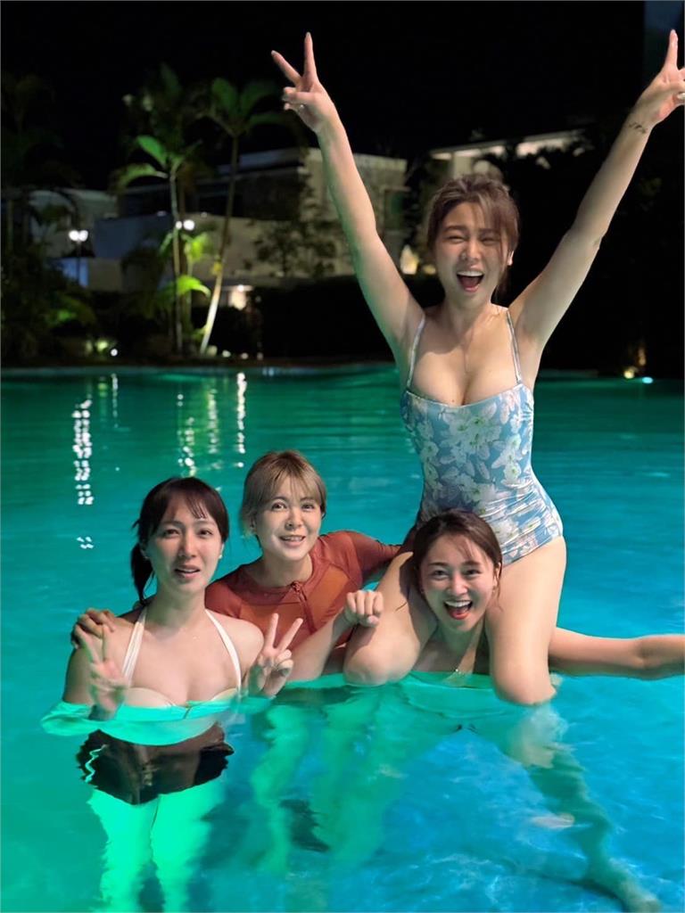 39歲白家綺「泳裝包不住」抬手全掉出!小薰猛料慘被出賣…網震撼:看到裡面