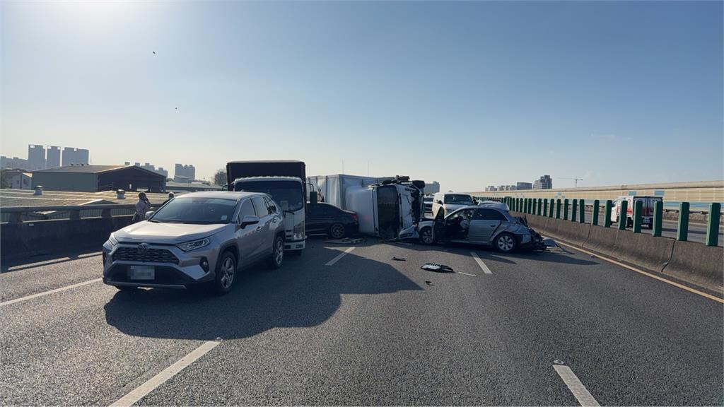 最新／嚇！國道7車連環撞　小貨車「橫躺」路中釀6傷