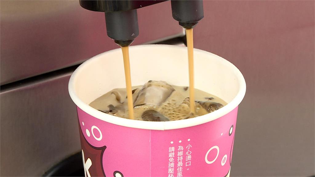 他趕上班見「超商有人買咖啡」害遲到！全勤3000沒了竟暴怒「做1脫序舉動」