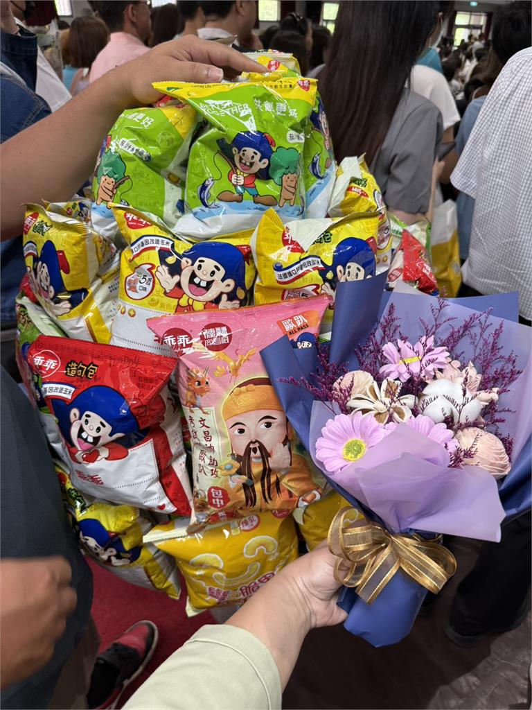 女兒畢典收到爸爸"乖乖大棒棒糖"花束 超級驚喜!瞬間成畢典全場焦點