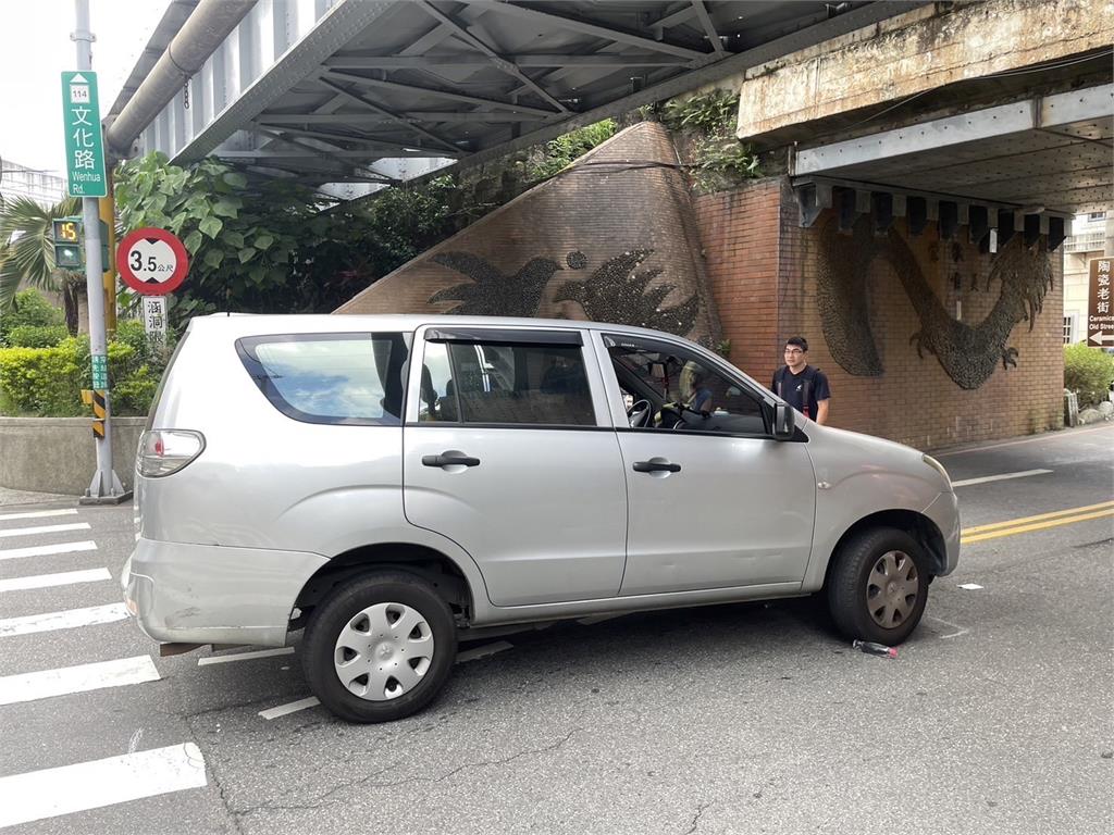 快新聞／行人地獄日本人也遭殃？新北鶯歌路上慘遭女駕駛撞擊　傳肋骨骨折