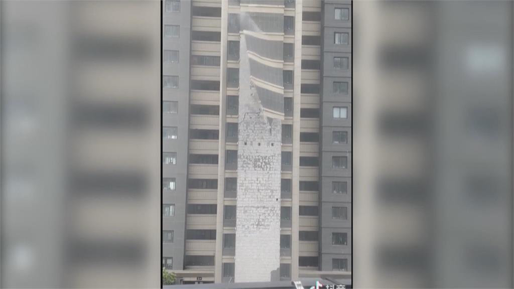 白海豚狂風暴雨橫掃 上海大淹水民眾公園游泳警察逮人
