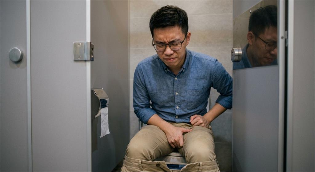 39歲工程師打卡後猝死廁所！公司「拒認職災」冷回：沒回座位不算工作