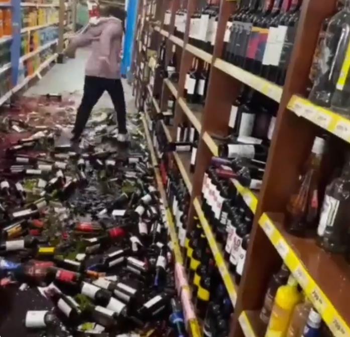酒流成河！25歲超市女員工被解雇　抓狂砸爛貨架數百瓶紅酒