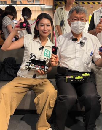 整群人圍觀「阿北1V1激戰嫩妹」　震撼畫面流出…網驚：柯文哲本尊