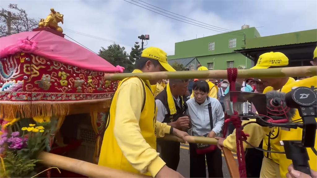 白沙屯媽祖衝撞路邊轎車!原地等車主現身勸說1事 網全驚嘆:真靈驗