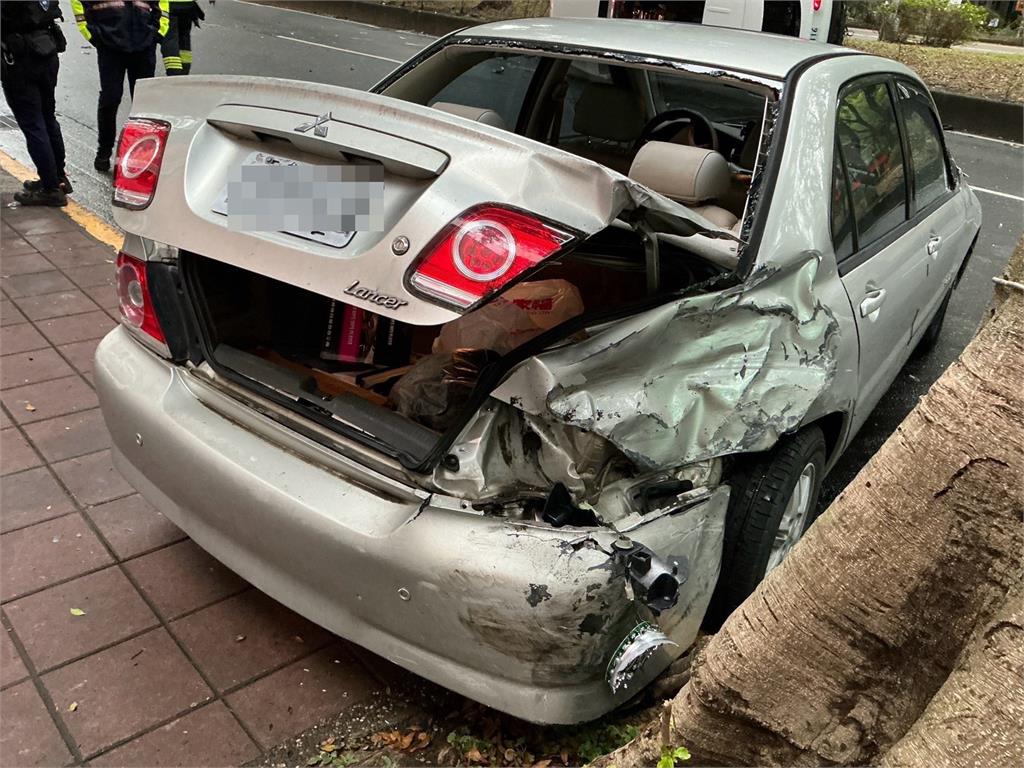 快新聞／北市離譜車禍！駕駛失控猛撞「4車嚴重受損」側躺路中　現場慘況曝光