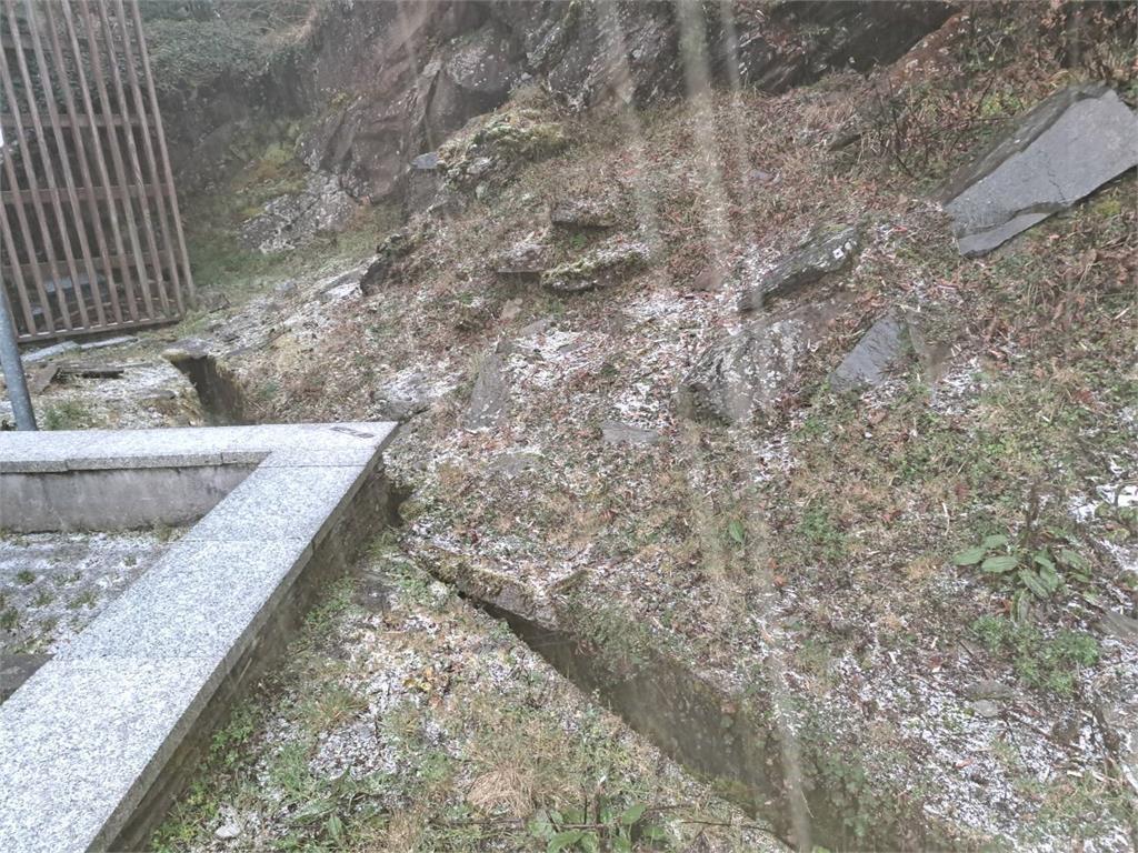 快新聞／銀白合歡山！冰霰、冰雹齊下　台14甲線限加掛雪鏈通行