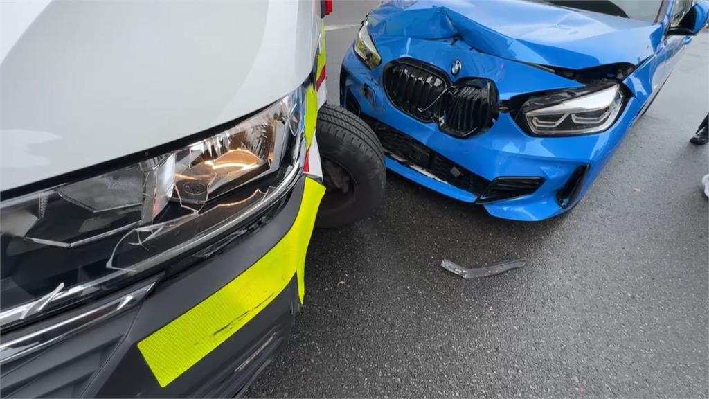 台中救護車載病患遭撞! 苗栗轎車打滑撞前車衝分隔島