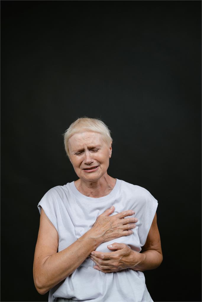 傷心難過真的會要命！醫曝「情緒引發」的心絞痛恐比運動型更危險