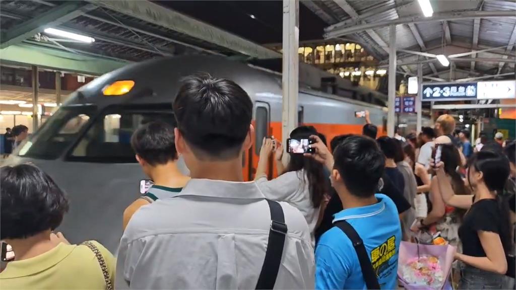 再怎麼醜都是青春歲月 中壢舊火車站走入歷史 民眾不捨道別