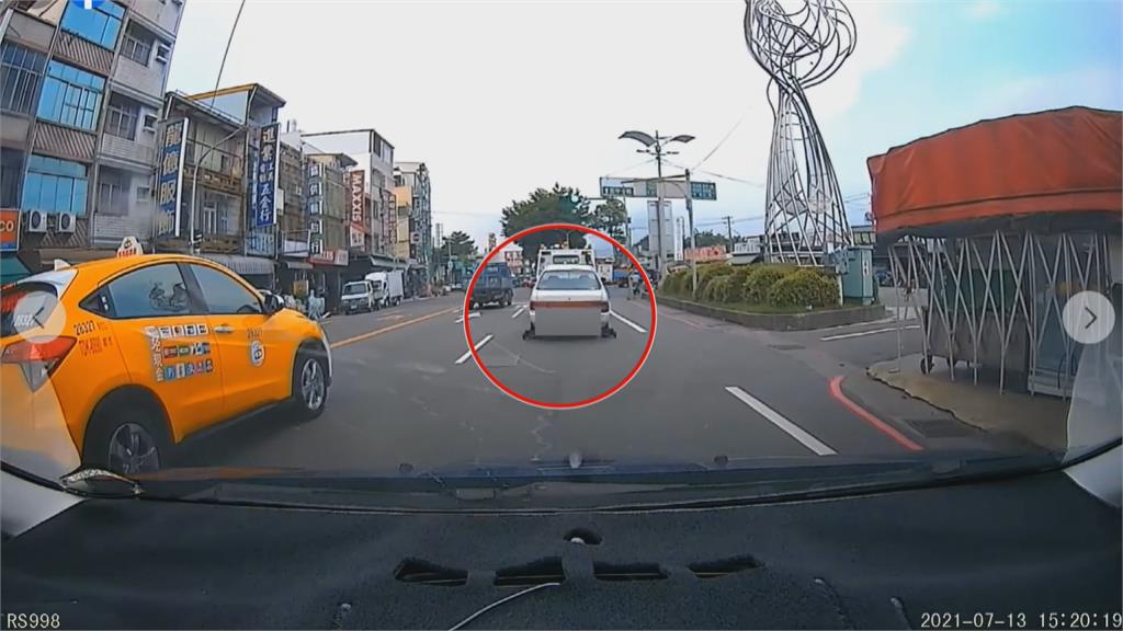 拖吊車行進中突脫鉤 車輛滑行接衝向民宅撞花盆
