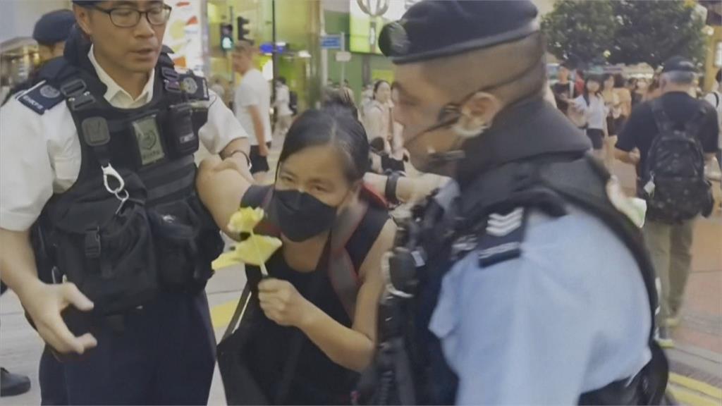 六四香港千警、裝甲車上街逮人 維園變慶祝回歸活動
