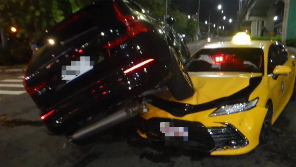 休旅車疑未禮讓「整台開上小黃引擎蓋」 目擊者傻眼:什麼神仙技術?