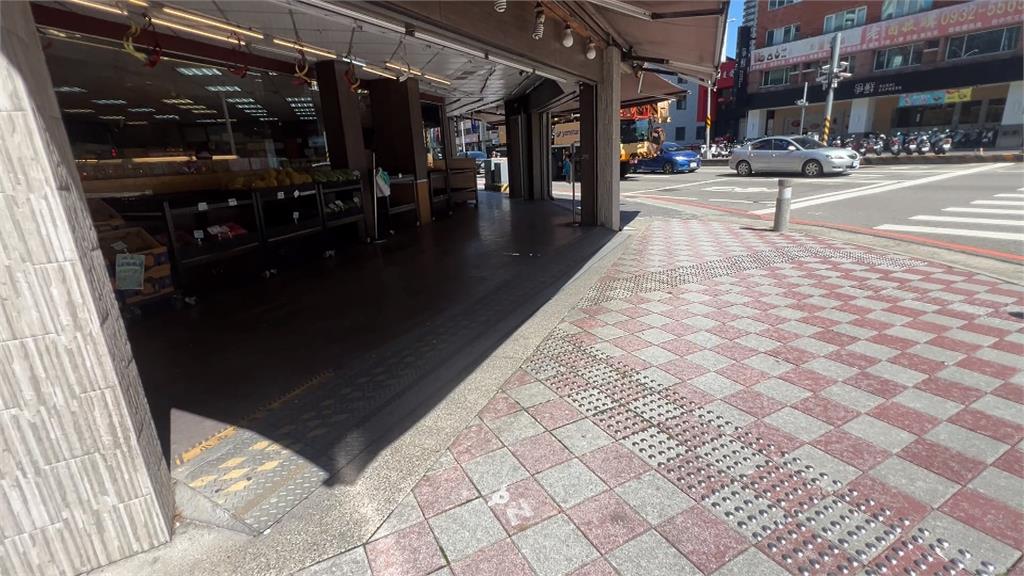 女違停買水果! 擋輪椅族去路 遭錄影激動嗆聲報警