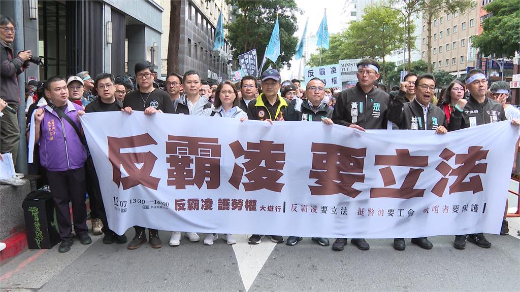 民眾黨反霸凌遊行 四叉貓直播險遭踹 嘆「被當眾霸凌」