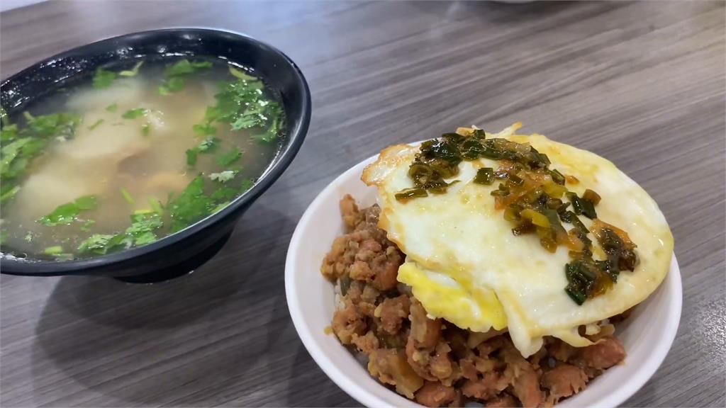 台灣趴趴走／滷肉飯的超級好友　擺盤的最佳綠葉　品嘗的最佳美味　原來是荷包蛋！