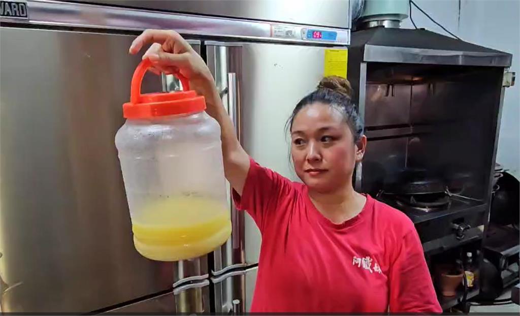 這麼美味? 女外帶2碗麵 搜刮2罐檸檬汁、1罐辣椒醬