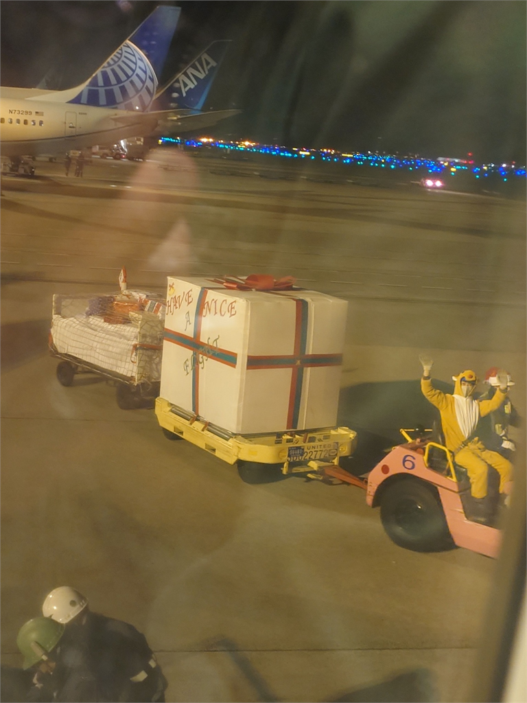 聖誕老人拖巨大禮物現身成田機場？台網友直擊「超萌專車」繞機揮手