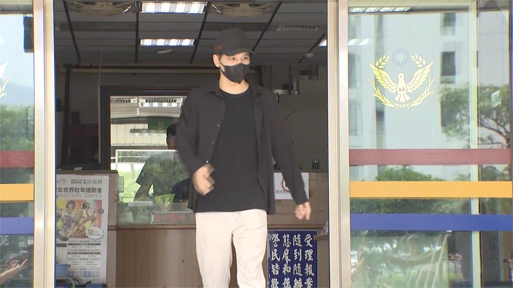網紅Mr.R發真鈔、培根發假鈔 網友灌爆臉書:蹭熱度?