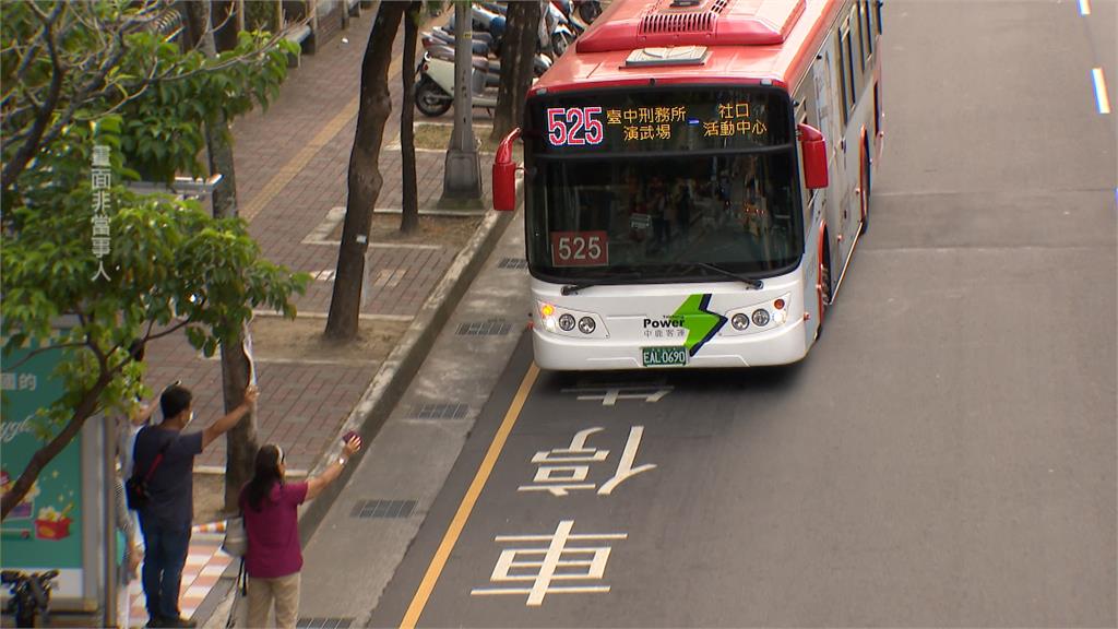 沒舉手不准上車！　公車司機只載1人嗆「市府沒教、我來教」