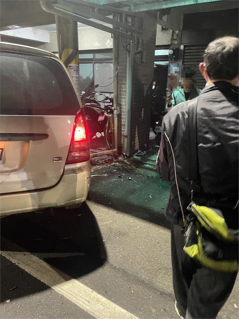 快新聞/淡水恐怖車禍!7旬老翁疑似精神不濟 開車失控險衝入民宅
